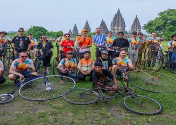 Duta Besar Belanda Marc Gerritsen dan Duta Besar Jerman, H.E. Ralf Beste saat bersepeda di sekitar Candi Prambanan Kabupaten Klaten, Kamis, 21 Mei 2026. Foto: Ist.
