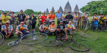Duta Besar Belanda Marc Gerritsen dan Duta Besar Jerman, H.E. Ralf Beste saat bersepeda di sekitar Candi Prambanan Kabupaten Klaten, Kamis, 21 Mei 2026. Foto: Ist.