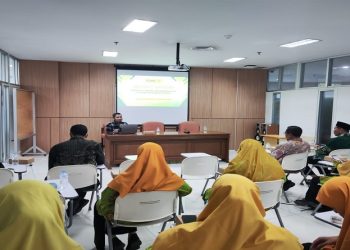 Tim pengabdian UMS memberikan pelatihan pengelolaan website kepada 25 kader Muhammadiyah PCM Kebakkramat. Foto: Ist.