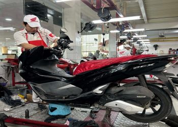 Ilustrasi - Perawatan sepeda motor. Foto: Ist.