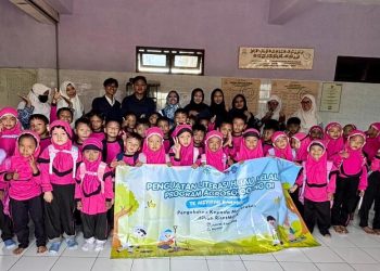 Tim pengabdian masyarakat RisetMu dari UMS saat melaksanakan program AgroSchooling di TK Aisyiyah Banyudono, Boyolali. Foto: Ist.