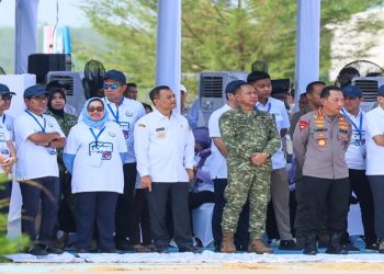 Gubernur Jawa Tengah, Ahmad Luthfi mendampingi Presiden Prabowo Subianto panen raya udang di tambak Budi Daya Udang Berbasis Kawasan di Desa Tegalretno, Petanahan, Kebumen, Sabtu, 23 Mei 2026. Foto: Ist.