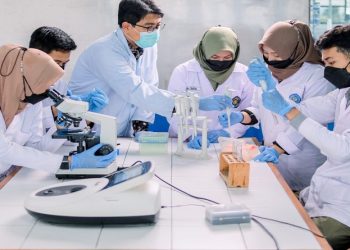 Ilustrasi - Mahasiswa Farmasi UMS sedang melakukan uji di laboratorium. Foto: Ist.