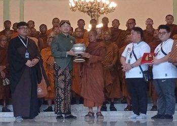 Sekitar 50 Bhikkhu Sangha saat singgah di Pura Mangkunegaran, Sabtu (23/5/2026). Foto: Ist.