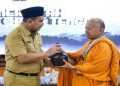 Wakil Gubernur Jawa Tengah, Taj Yasin Maimoen menyambut kedatangan bikkhu dari berbagai daerah di Indonesia yang melakukan perjalanan Thudong di Kota Semarang, Senin 25 Mei 2026. Foto: Ist.