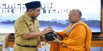 Wakil Gubernur Jawa Tengah, Taj Yasin Maimoen menyambut kedatangan bikkhu dari berbagai daerah di Indonesia yang melakukan perjalanan Thudong di Kota Semarang, Senin 25 Mei 2026. Foto: Ist.