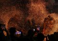 Suasana Tradisi Perang Obor di Desa Tegalsambi, Kecamatan Tahunan, Kabupaten Jepara, pada Senin malam 25 Mei 2026. Foto: Ist.