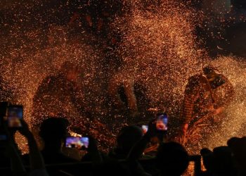 Suasana Tradisi Perang Obor di Desa Tegalsambi, Kecamatan Tahunan, Kabupaten Jepara, pada Senin malam 25 Mei 2026. Foto: Ist.