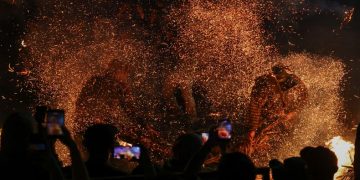 Suasana Tradisi Perang Obor di Desa Tegalsambi, Kecamatan Tahunan, Kabupaten Jepara, pada Senin malam 25 Mei 2026. Foto: Ist.
