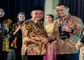 Gubernur Jawa Tengah Ahmad Luthfi saat menerima penghargaan dari Mendikdasmen Abdul Mu'ti pada acara Malam Tasyakuran Hari Pendidikan 2026 di Kantor Kemendikdasmen Jakarta, Senin malam, 25 Mei 2026. Foto: Ist.