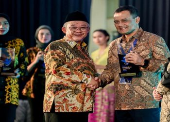 Gubernur Jawa Tengah Ahmad Luthfi saat menerima penghargaan dari Mendikdasmen Abdul Mu'ti pada acara Malam Tasyakuran Hari Pendidikan 2026 di Kantor Kemendikdasmen Jakarta, Senin malam, 25 Mei 2026. Foto: Ist.