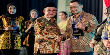 Gubernur Jawa Tengah Ahmad Luthfi saat menerima penghargaan dari Mendikdasmen Abdul Mu'ti pada acara Malam Tasyakuran Hari Pendidikan 2026 di Kantor Kemendikdasmen Jakarta, Senin malam, 25 Mei 2026. Foto: Ist.
