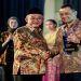 Gubernur Jawa Tengah Ahmad Luthfi saat menerima penghargaan dari Mendikdasmen Abdul Mu'ti pada acara Malam Tasyakuran Hari Pendidikan 2026 di Kantor Kemendikdasmen Jakarta, Senin malam, 25 Mei 2026. Foto: Ist.