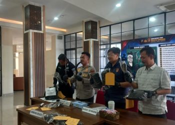 Wakapolresta Solo, AKBP Sigit dan Kasat Reskrim, AKP Derry Eko Setiawan, S.I.K menunjukkan barang bukti kasus pembacokan di Solo. Foto: Ist.