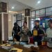 Wakapolresta Solo, AKBP Sigit dan Kasat Reskrim, AKP Derry Eko Setiawan, S.I.K menunjukkan barang bukti kasus pembacokan di Solo. Foto: Ist.