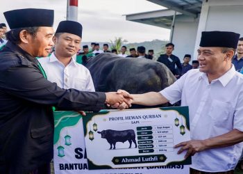 Gubernur Jawa Tengah, Ahmad Luthfi Salat Iduladha di Huntara Desa Capar, Kecamatan Jatinegara, Kabupaten Tegal, dan menyerahkan sapi kurban. Foto: Ist.