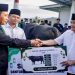 Gubernur Jawa Tengah, Ahmad Luthfi Salat Iduladha di Huntara Desa Capar, Kecamatan Jatinegara, Kabupaten Tegal, dan menyerahkan sapi kurban. Foto: Ist.