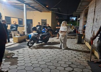 Tiga pelajar diamankan aparat Polres Sragen gegara live TikTok bertema “pocong jadi-jadian”, Kamis dini hari (28/5/2026). Foto: Ist.