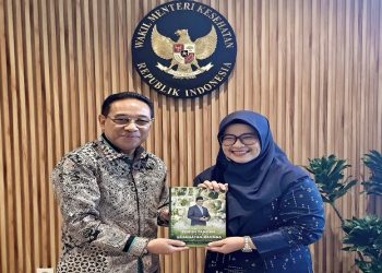 Dekan FK UMS bersama Wakil Menteri Kesehatan Republik Indonesia II, dr. Benjamin Paulus Octavianus, Sp.P. Foto: Ist.