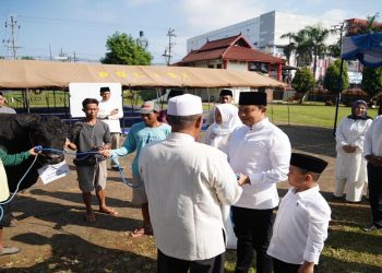 Kapolda Jateng, Irjen Pol Ribut Hari Wibowo secara simbolis menyerahkan hewan kurban kepada panitia kurban. Foto: Ist.