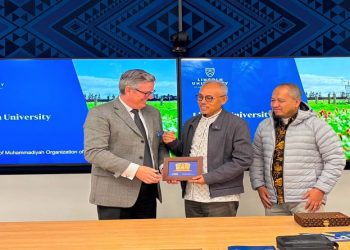 Deputy Vice Chancellor Lincoln University Damian Lodge dan Rektor UMS, Prof.Dr.Harun Joko Prayitno bertukar cinderamata disaksikan Wakil Rektor I UMS, Prof. Dr. Muhammad Dai di Lincoln University. Foto: Ist.