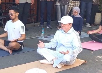 Presiden RI ke-7 Jokowi saat beraktivitas yoga di depan kediamannya, Gang Kutai Utara Nomor 1, Kelurahan Sumber, Kecamatan Banjarsari, Solo, Minggu (17/5/2026). Foto: Indospektrum.com