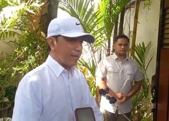 Mantan Presiden Jokowi saat memberikan keterangan pers di kediamannya, Jalan Kutai Utara Nomor 1, Kelurahan Sumber, Kecamaran Banjarsari, Kota Solo, Senin (25/5/2026). Foto: Indospektrum.com