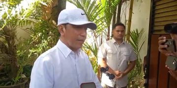 Mantan Presiden Jokowi saat memberikan keterangan pers di kediamannya, Jalan Kutai Utara Nomor 1, Kelurahan Sumber, Kecamaran Banjarsari, Kota Solo, Senin (25/5/2026). Foto: Indospektrum.com