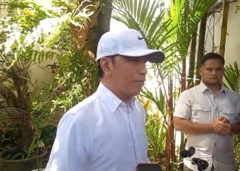 Mantan Presiden Jokowi saat memberikan keterangan pers di kediamannya, Gang Kutai Utara Nomor 1, Kelurahan Sumber, Kecamatan Banjarsari, Kota Solo, Senin (25/5/2026). Foto: Indospektrum.com