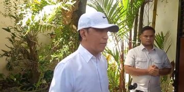 Mantan Presiden Jokowi saat memberikan keterangan pers di kediamannya, Gang Kutai Utara Nomor 1, Kelurahan Sumber, Kecamatan Banjarsari, Kota Solo, Senin (25/5/2026). Foto: Indospektrum.com