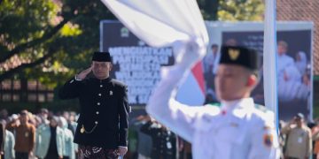 Gubernur Jawa Tengah Ahmad Luthfi menjadi inspektur upacara dalam peringatan Hari Pendidikan Nasional (Hardiknas) 2026 tingkat Jawa Tengah dipusatkan di SMK Negeri 1 Kedawung, Kabupaten Sragen. Foto : Ist.