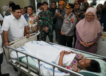 Wakil Gubernur Jawa Tengah, Taj Yasin Maimoen menjenguk para korban robohnya atap bangunan kelas di MTs Muhammadiyah 4 Bulu, Sambungmacan, Sragen, yang menjalani perawatan di RSUD dr Soehadi Prijonegoro, Kamis (14/5/2026). Foto : Ist.