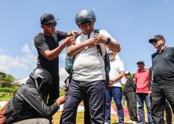 Wakil Gubernur Jawa Tengah Taj Yasin Maemoen melakukan atraksi tandem paralayang di kawasan Curug Sewu, Kabupaten Kendal, Sabtu (2/5/2026). Foto : Ist.