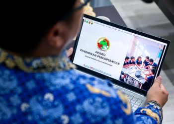 Gubernur Ahmad Luthfi menerima laporan dari Kepala Dinas Koperasi dan UKM Jawa Tengah Eddy Sulistiyo Bramianto, Rabu (20/5/2026). Foto : Ist.