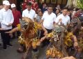 Kelompok kesenian Topeng Ireng turut menyemarakkan hari ulang tahun mantan Presiden Jokowi, Minggu (21/6/2026). Foto: Indospektrum.com