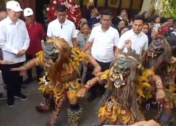 Kelompok kesenian Topeng Ireng turut menyemarakkan hari ulang tahun mantan Presiden Jokowi, Minggu (21/6/2026). Foto: Indospektrum.com