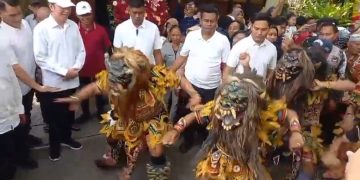 Kelompok kesenian Topeng Ireng turut menyemarakkan hari ulang tahun mantan Presiden Jokowi, Minggu (21/6/2026). Foto: Indospektrum.com