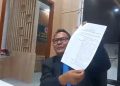 Kuasa Hukum Jokowi, YB Irpan menunjukkan putusan Pengadilan Tinggi Jawa Tengah. Foto: Indospektrum.com