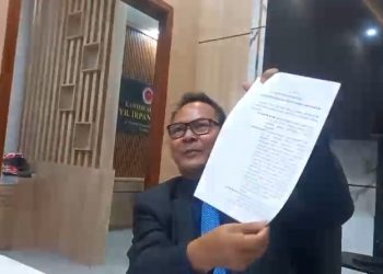 Kuasa Hukum Jokowi, YB Irpan menunjukkan putusan Pengadilan Tinggi Jawa Tengah. Foto: Indospektrum.com