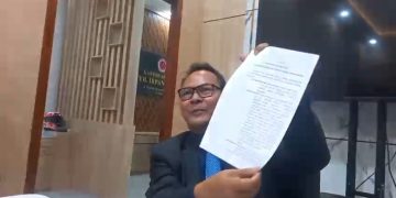 Kuasa Hukum Jokowi, YB Irpan menunjukkan putusan Pengadilan Tinggi Jawa Tengah. Foto: Indospektrum.com