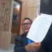 Kuasa Hukum Jokowi, YB Irpan menunjukkan putusan Pengadilan Tinggi Jawa Tengah. Foto: Indospektrum.com