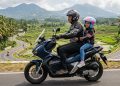 Ilustrasi - Memboncengkan anak  sesuai standar keamanan berkendara. Foto: Ist.