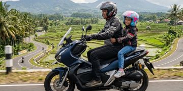 Ilustrasi - Memboncengkan anak  sesuai standar keamanan berkendara. Foto: Ist.
