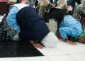 Jemaah haji Kloter 1 Debarkasi Solo melakukan sujud syukur saat tiba di Asrama Haji Donohudan Boyolali, Selasa malam, 2 Juni 2026. Foto: Ist.