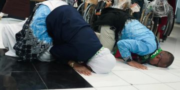 Jemaah haji Kloter 1 Debarkasi Solo melakukan sujud syukur saat tiba di Asrama Haji Donohudan Boyolali, Selasa malam, 2 Juni 2026. Foto: Ist.