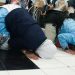 Jemaah haji Kloter 1 Debarkasi Solo melakukan sujud syukur saat tiba di Asrama Haji Donohudan Boyolali, Selasa malam, 2 Juni 2026. Foto: Ist.