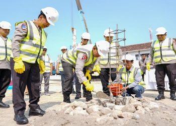 Kapolda Jawa Tengah, Irjen Pol Ribut Hari Wibowo melakukan groundbreaking pembangunan Gedung BPKB Prototype Satlantas Polres Kudus. Foto: Ist.