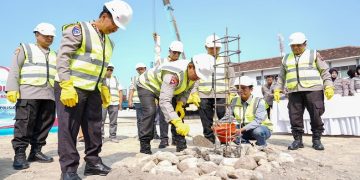 Kapolda Jawa Tengah, Irjen Pol Ribut Hari Wibowo melakukan groundbreaking pembangunan Gedung BPKB Prototype Satlantas Polres Kudus. Foto: Ist.
