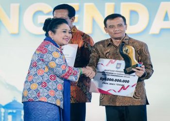 Gubernur Ahmad menerima penghargaan dalam acara Malam Apresiasi Pemerintah Daerah Berprestasi Regional Jawa-Bali 2026 di Yogyakarta Marriott Yogyakarta, Kamis malam, 4 Juni 2026. Foto: Ist.