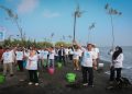 Gubernur Jawa Tengah Ahmad Luthfi memimpin penanaman bibit cemara laut dan mangrove di pesisir Pantai Tirang Kota Semarang. Foto: Ist.